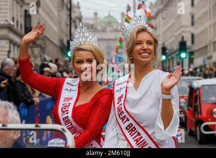 London, Großbritannien. 1. Januar 2022. Miss britische Kandidaten. Etwa 8,000 Künstler aus der ganzen Welt nehmen an der Neujahrsparade im Zentrum von London Teil, nach einer 2-jährigen Pause wegen der Coronavirus-Pandemie. Kredit: Mark Thomas/Alamy Live News Stockfoto