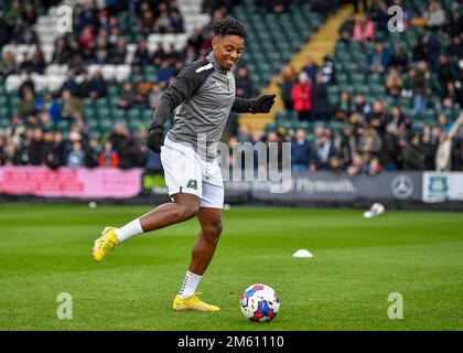 Plymouth, Großbritannien. 01. Januar 2023. Plymouth Argyle Forward Niall Ennis (11) Warming Up während des Spiels der Sky Bet League 1 Plymouth Argyle vs MK Dons at Home Park, Plymouth, Großbritannien, 1. Januar 2023 (Foto von Stanley Kasala/News Images) in Plymouth, Großbritannien, 1./1. Januar 2023. (Foto: Stanley Kasala/News Images/Sipa USA) Guthaben: SIPA USA/Alamy Live News Stockfoto