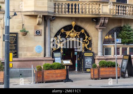 Liverpool, Großbritannien: Eingang zu den Philharmonic Dining Rooms, Hope Street. Ein kunstvoll verzierter viktorianischer Pub und Restaurant im Stadtzentrum. Stockfoto