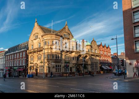 Liverpool, Großbritannien: The Philharmonic Dining Rooms, Hope Street. Ein kunstvoll verzierter viktorianischer Pub und Restaurant im Stadtzentrum. Stockfoto