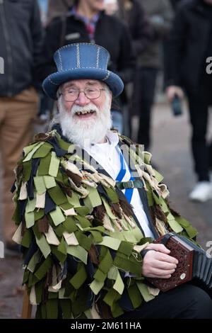 Ingatestone, Großbritannien. 01. Januar 2023. Blackmore Essex, 1. Januar 2023 Männer von Blackmore morris tragen unseren traditionellen Morris-Tanz für das neue Jahr bei Blackmore Essex Credit: Ian Davidson/Alamy Live News Stockfoto