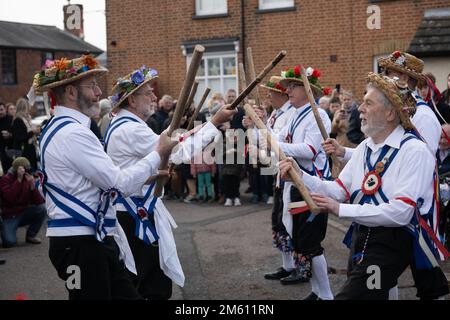 Ingatestone, Großbritannien. 01. Januar 2023. Blackmore Essex, 1. Januar 2023 Männer von Blackmore morris tragen unseren traditionellen Morris-Tanz für das neue Jahr bei Blackmore Essex Credit: Ian Davidson/Alamy Live News Stockfoto