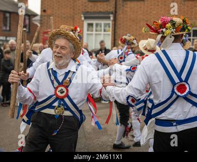 Ingatestone, Großbritannien. 01. Januar 2023. Blackmore Essex, 1. Januar 2023 Männer von Blackmore morris tragen unseren traditionellen Morris-Tanz für das neue Jahr bei Blackmore Essex Credit: Ian Davidson/Alamy Live News Stockfoto