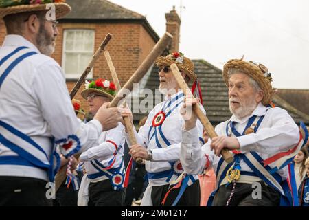 Ingatestone, Großbritannien. 01. Januar 2023. Blackmore Essex, 1. Januar 2023 Männer von Blackmore morris tragen unseren traditionellen Morris-Tanz für das neue Jahr bei Blackmore Essex Credit: Ian Davidson/Alamy Live News Stockfoto