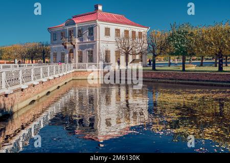 Der Marli-Palast, erbaut in den Jahren 1720-1723, spiegelt sich im Marli-Teich, dem unteren Park des Peterhof, der Herbstlandschaft, dem architektonischen Denkmal Peterhof, Russland - 09 wider Stockfoto