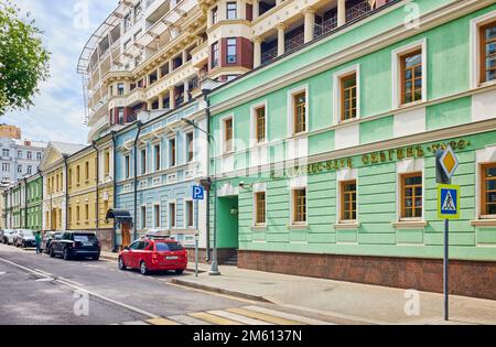 Blick auf die Malaya Polyanka Straße mit alten rekonstruierten Villen aus dem 19. Jahrhundert, Stadtbild, berühmten Orten: Moskau, Russland - 19. August 2022 Stockfoto