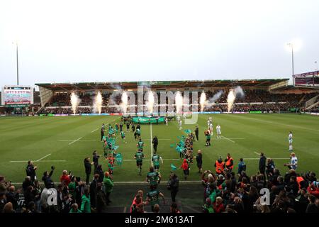 George Furbank von Northampton Saints (unten in der Mitte) auf dem Platz vor dem Gallagher Premiership Match im Cinch Stadium in Franklin's Gardens, Northampton. Foto: Sonntag, 1. Januar 2023. Stockfoto