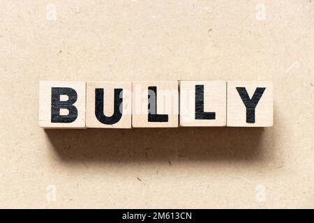 Buchstabenblock im Wortschmuck auf Holzhintergrund Stockfoto