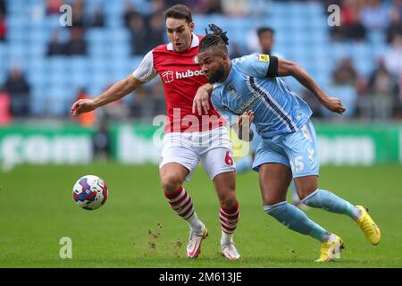 Kasey Palmer #45 aus Coventry City hält Matthew James #6 aus Bristol City während des Sky Bet Championship-Spiels Coventry City vs Bristol City in der Coventry Building Society Arena, Coventry, Großbritannien, 1. Januar 2023 zurück (Foto von Gareth Evans/News Images) Stockfoto