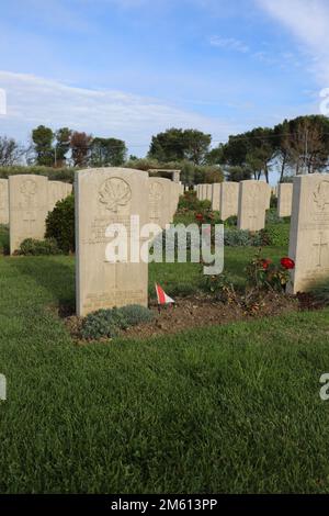 Der kanadische Militärfriedhof. Italien hat das Land gespendet, auf dem der Friedhof steht, um dem ultimativen Opfer zu danken und es zu ehren. Stockfoto