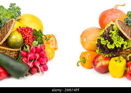 Obst und Gemüse in einem Korb aus Weidenholz, isoliert auf weißem Hintergrund. Geben Sie Platz für Text frei. Collage. Stockfoto