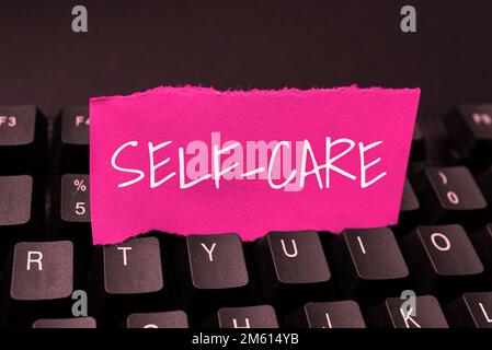 Textzeichen mit „Self Care“ (Selbstpflege). Wort für die Praxis, Maßnahmen zu ergreifen, um die eigene Gesundheit zu verbessern Stockfoto