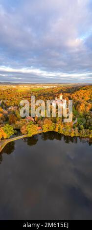 Konopiste mittelalterliche Burg und Konopistsky Wasserreservoir. Benesov, Tschechische Republik. Luftaufnahme von der Drohne. Stockfoto