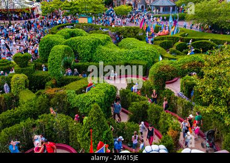 Chessy France, Freizeitparks, große Menschenmenge, die Disneyland Paris besucht, Garden Maze, Übersicht Stockfoto