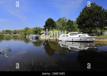 Boote auf dem Fluss Great Ouse in Portholme Meadow, Huntingdon Town, Cambridgeshire, England; Großbritannien Stockfoto