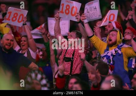 Alexandra Palace, London, Großbritannien. 1. Januar 2023. 2022/23 PDC Cazoo World Darts Championships Day 14 Nachmittagssitzung; Dart-Fans in schickem Kleid Gutschrift: Action Plus Sports/Alamy Live News Stockfoto