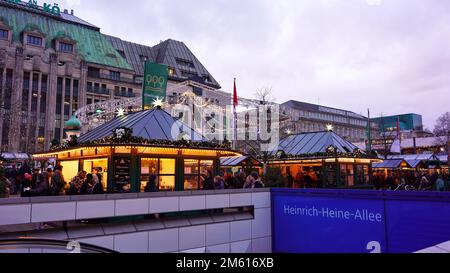 Weihnachtsmarkt 2022 in der Düsseldorfer Innenstadt. Stockfoto