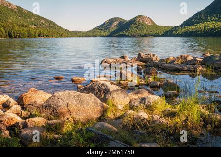 Die Bubbles und der Jordan Pond an einem Sommermorgen im Acadia-Nationalpark in Maine Stockfoto