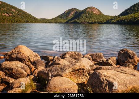 Die Bubbles und der Jordan Pond an einem Sommermorgen im Acadia-Nationalpark in Maine Stockfoto