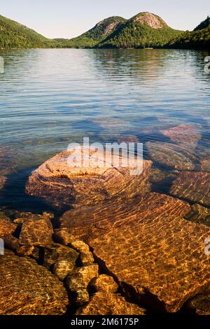 Die Bubbles und der Jordan Pond an einem Sommermorgen im Acadia-Nationalpark in Maine Stockfoto