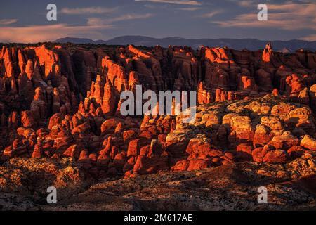 Sonnenuntergang über dem Fiery Ofen im Arches-Nationalpark in Moab, Utah Stockfoto