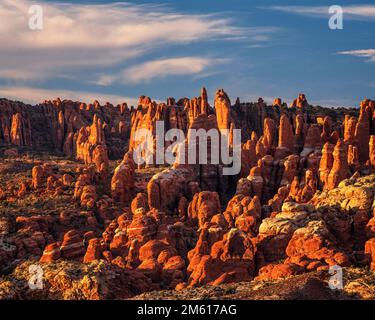 Sonnenuntergang über dem Fiery Ofen im Arches-Nationalpark in Moab, Utah Stockfoto