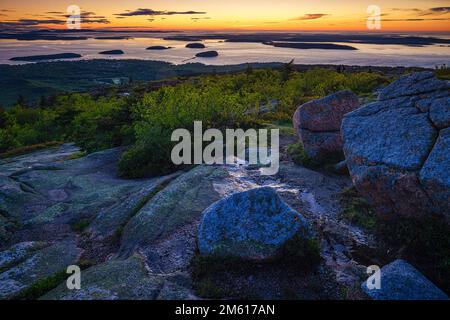 Sonnenaufgang über Bar Harbor vom Cadillac Mountain im Acadia National Park, Maine Stockfoto