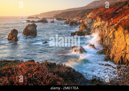 Sonnenuntergang am Soberanes Point im Garrapata State Park entlang der Küste von Big Sur Stockfoto