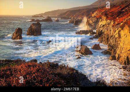 Sonnenuntergang am Soberanes Point im Garrapata State Park entlang der Küste von Big Sur Stockfoto