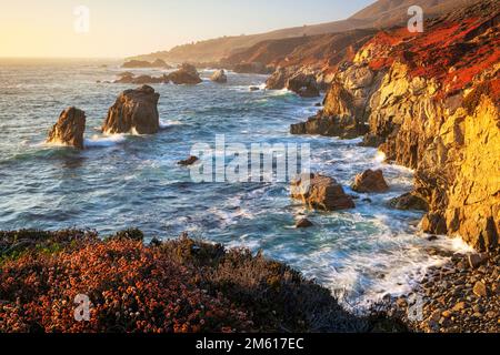 Sonnenuntergang am Soberanes Point im Garrapata State Park entlang der Küste von Big Sur Stockfoto