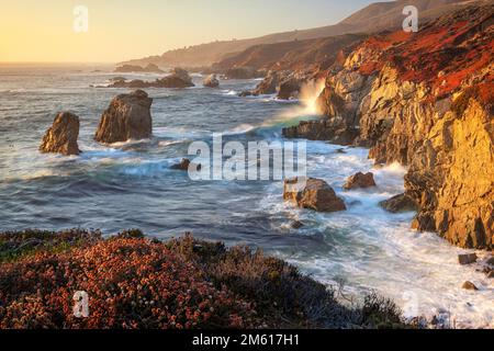 Sonnenuntergang am Soberanes Point im Garrapata State Park entlang der Küste von Big Sur Stockfoto