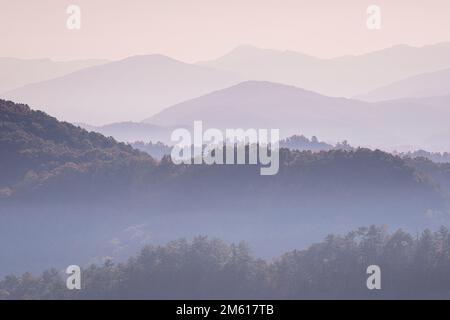 Blick auf den klassischen Smoky Mountain vom Foothills Parkway in der Nähe von Townsend, Tennessee Stockfoto