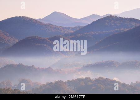 Blick auf den klassischen Smoky Mountain vom Foothills Parkway in der Nähe von Townsend, Tennessee Stockfoto