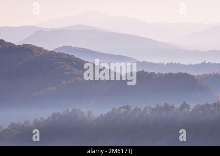 Blick auf den klassischen Smoky Mountain vom Foothills Parkway in der Nähe von Townsend, Tennessee Stockfoto