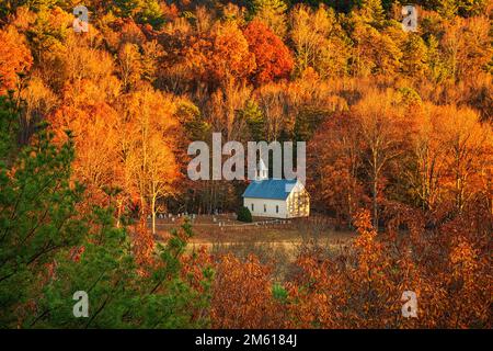 Herbstblick auf die Methodist Church im Cades Cove Abschnitt des Great Smoky Mountain National Park in Tennessee Stockfoto