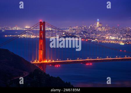 Blick auf die Golden Gate Bridge und die Skyline von San Francisco bei Nacht vom Hawk Hill auf den Marin Headlands Stockfoto