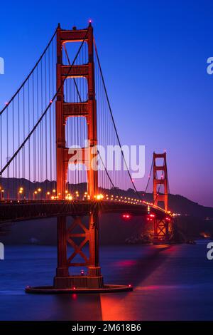 Golden Gate Bridge während der blauen Stunde in der San Francisco Bay Stockfoto