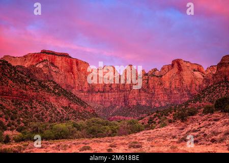 Die Morgendämmerung über dem Tempel der Jungfrauen im Zion-Nationalpark in Utah Stockfoto