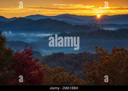 Sonnenaufgang im Herbst über den Smoky Mountains von Tennessee Stockfoto