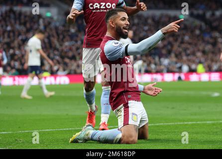 London, Großbritannien. 01. Januar 2023. Douglas Luiz von Aston Villa feiert sein Tor beim Fußballspiel der englischen Premier League zwischen Tottenham Hotspur und Aston Villa im Tottenham Hotspur Stadium in London, Großbritannien, 1. Januar 2023. Kredit: Action Foto Sport/Alamy Live News Stockfoto