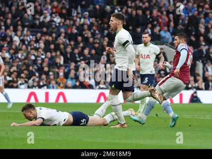 London, Großbritannien. 01. Januar 2023. Emiliano Buendia von Aston Villa punktet während des Fußballspiels der englischen Premier League zwischen Tottenham Hotspur und Aston Villa im Tottenham Hotspur Stadium in London, Großbritannien, 1. Januar 2023. Kredit: Action Foto Sport/Alamy Live News Stockfoto