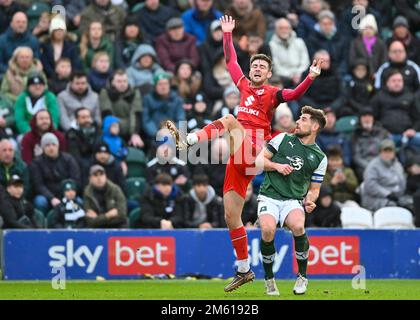 Plymouth, Großbritannien. 01. Januar 2023. Plymouth Argyle Mittelfeldspieler Joe Edwards (8) kämpft in der Luft während des Sky Bet League 1-Spiels Plymouth Argyle vs MK Dons at Home Park, Plymouth, Großbritannien, 1. Januar 2023 (Foto von Stanley Kasala/News Images) in Plymouth, Großbritannien, am 1./1. Januar 2023. (Foto: Stanley Kasala/News Images/Sipa USA) Guthaben: SIPA USA/Alamy Live News Stockfoto