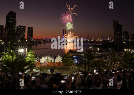 Melbourne, Australien. 01. Januar 2023. Eine große Anzahl von Menschen sieht am Vorabend von Neujahr 2023 das Feuerwerk im Dockland Marvel Stadium Melbourne. Silvester-Feuerwerk erleuchtet den Himmel über der Dockland Bridge und dem Marvel Stadium in Melbourne. (Foto von Rana Sajid Hussain/Pacific Press/Sipa USA) Guthaben: SIPA USA/Alamy Live News Stockfoto