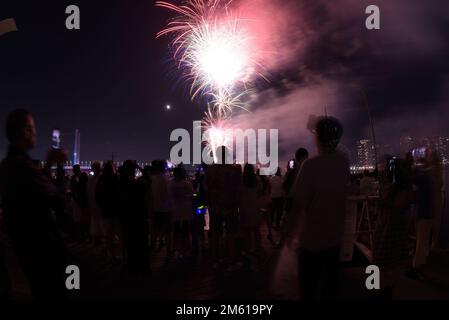 Melbourne, Australien. 01. Januar 2023. Eine große Anzahl von Menschen sieht am Vorabend von Neujahr 2023 das Feuerwerk im Dockland Marvel Stadium Melbourne. Silvester-Feuerwerk erleuchtet den Himmel über der Dockland Bridge und dem Marvel Stadium in Melbourne. (Foto von Rana Sajid Hussain/Pacific Press/Sipa USA) Guthaben: SIPA USA/Alamy Live News Stockfoto