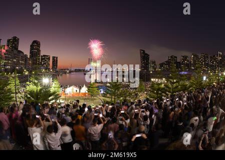 Melbourne, Australien. 01. Januar 2023. Eine große Anzahl von Menschen sieht am Vorabend von Neujahr 2023 das Feuerwerk im Dockland Marvel Stadium Melbourne. Silvester-Feuerwerk erleuchtet den Himmel über der Dockland Bridge und dem Marvel Stadium in Melbourne. (Foto von Rana Sajid Hussain/Pacific Press/Sipa USA) Guthaben: SIPA USA/Alamy Live News Stockfoto