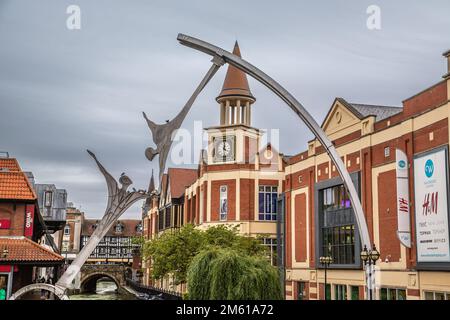 Empowerment ist eine öffentliche Skulptur des Künstlers Stephen Broadbent. Es erstreckt sich über den Fluss Witham im Stadtzentrum von Lincoln. Stockfoto