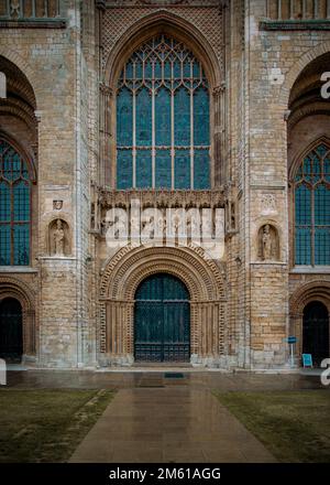 Detail eines großen Bogengangs an der Westfront der Lincoln Cathedral. Stockfoto