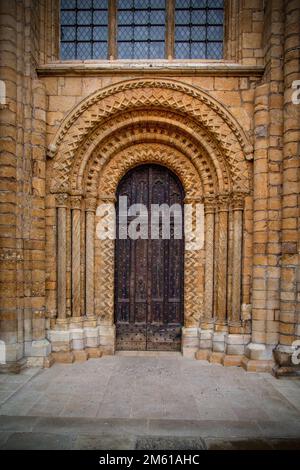 Detail eines großen Bogengangs an der Lincoln Cathedral. Stockfoto