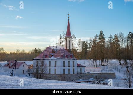 Priory Palace an einem Winterabend. Gatchina, Russland Stockfoto