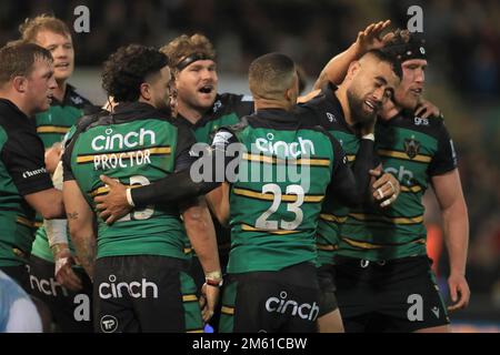 Lukhan Salakaia-Loto von Northampton Saints (2. von links) feiert nach einem Versuch beim Gallagher Premiership Match im Cinch Stadium in Franklin's Gardens, Northampton. Foto: Sonntag, 1. Januar 2023. Stockfoto